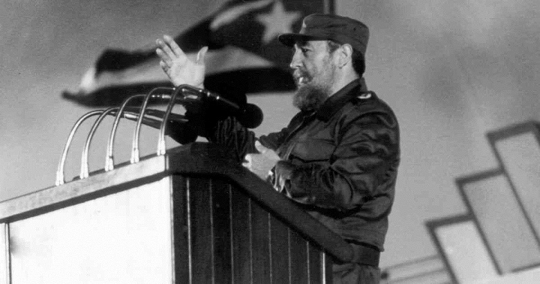 Fidel Castro dando discurso en la tribuna