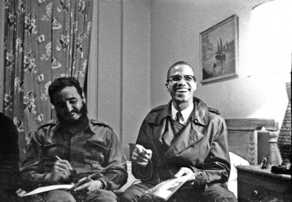 Fidel Castro sonríe en compañía de Malcom X, activista estadounidense y defensor de los derechos de los afroamericanos, Hotel Theresa, Nueva York, 1960 (tenía 34 años). Foto: Reuters.