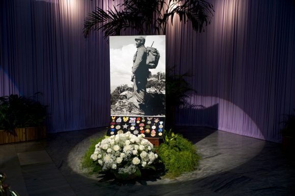 Rosas blancas para Fidel en el Memorial José Martí. Foto: Ramón Espinosa/ AP