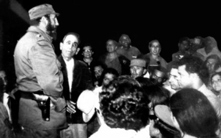 Fidel Castro reunido con pobladores de La Yaya, el sábado 19 de febrero de 1972. Una década después Villa Clara produjo 49 500 000 litros de leche, y La Vitrina estuvo entre las entidades cumplidoras.