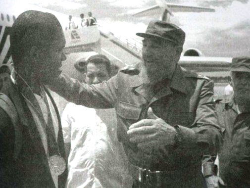 Fidel Castro junto a deportista en el aeropuerto