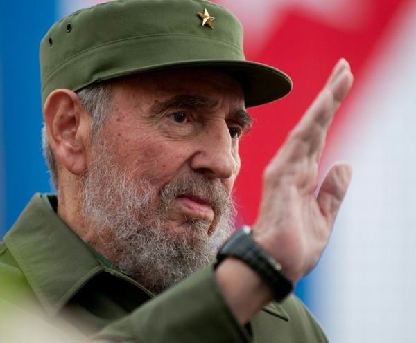 Fidel Castro saluda al pueblo cubano en uno de los actos convocados por la Revolución Cubana