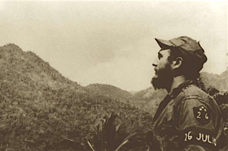 Fidel Castro dirige su mirada a la Sierra Maestra