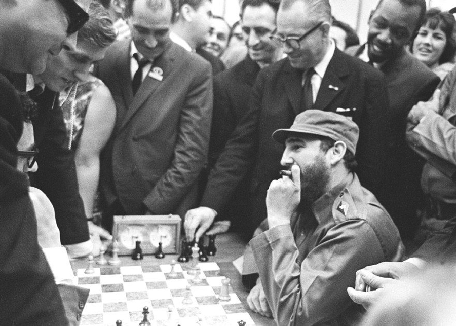 El líder de la Revolución, Fidel Castro Ruz, en su partida con el mexicano Filiberto Terrazas.