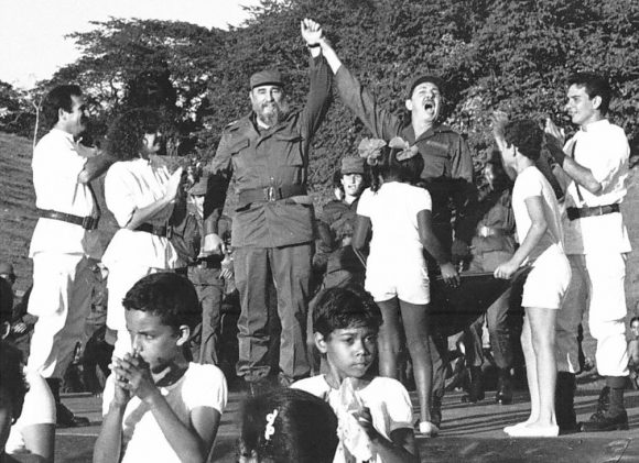 Fidel y Raúl Castro Ruz rememoran 30 después su reencuentro en el paraje serrano de Cinco Palmas, Media Luna, en la provincia de Granma.