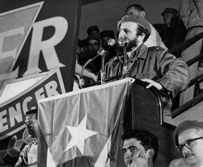 Fidel en la clausura de la Primera Plenaria Nacional del Inder.i Al pie de la tribuna, José Llanusa, entonces titular del organismo deportivo. Foto: Liborio Noval
