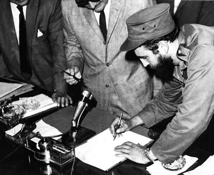 Fidel firma il documento che gli affida l’incarico di Primo Ministro.