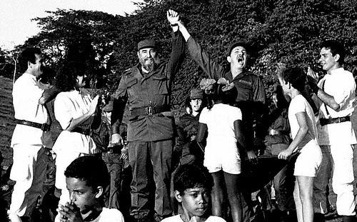 Fidel Castro y Raúl Castro en Cinco Palmas de Vicana, en 1986. 