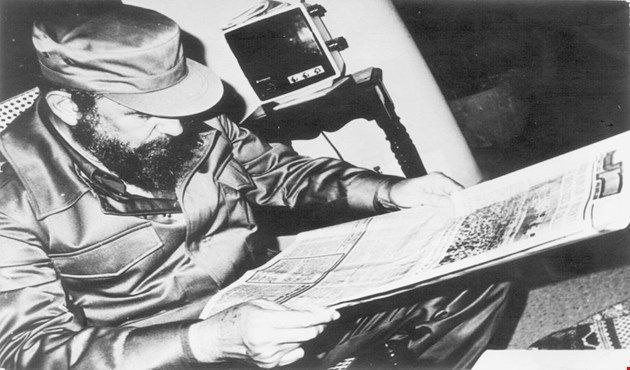 Fidel Castro leyendo el periódico Juventud Rebelde.Tomado de Sitio Fidel Soldado de las Ideas