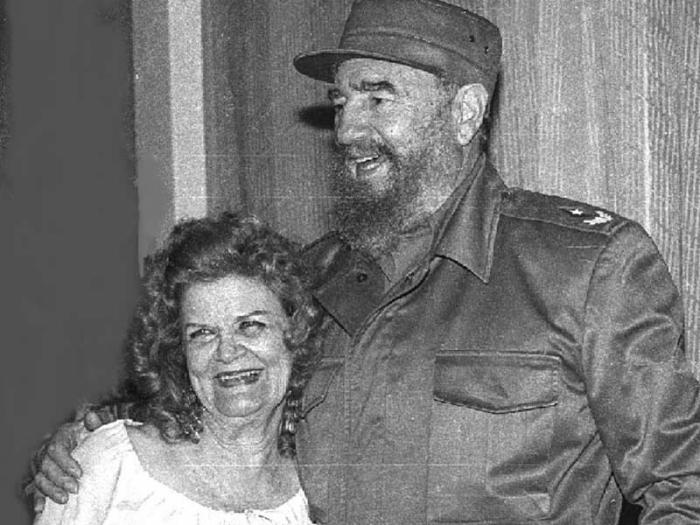Fidel Castro junto a Carilda Oliver Labra