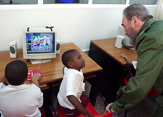 Fidel Castro junto a pionero en un joven club de computación y electrónica