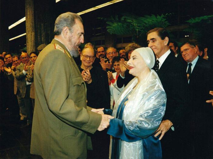 Alicia recibió de manos del Comandante en Jefe Fidel Castro la orden José Martí. Foto: Archivo 