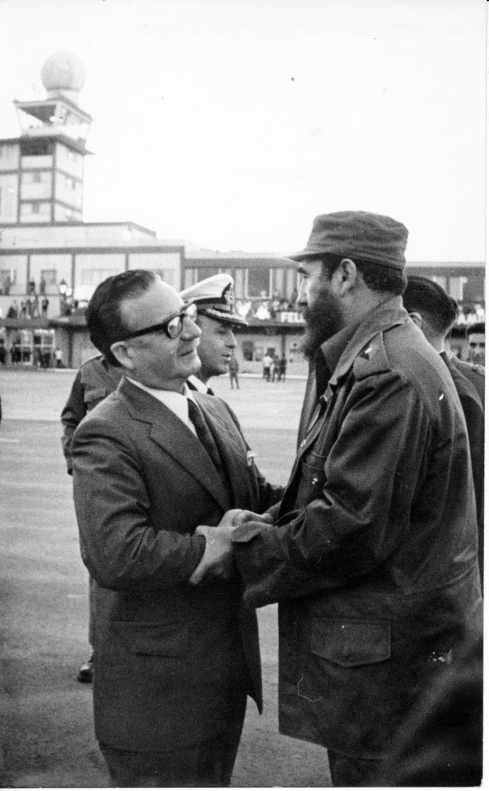 El Comandante en Jefe Fidel Castro, despide a Salvador Allende, presidente de Chile, al concluir su visita oficial a Cuba. Foto: Jorge Oller
