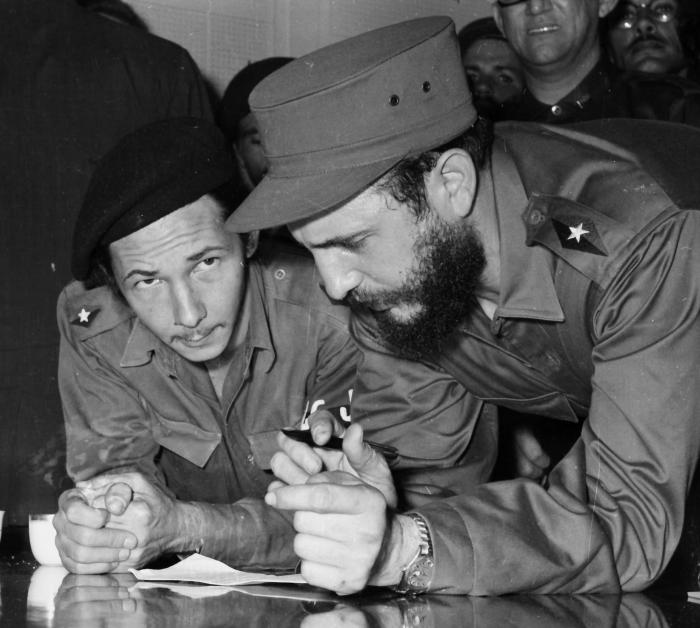 Raúl Castro junto a su hermano Fidel Castro Ruz