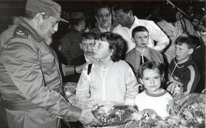 Fidel Castro recibe a niños soviéticos de Chernóbil el 29 de marzo de 1990. Foto: Liborio Noval