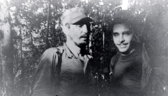 Fidel junto a Frank País, durante la primera reunión de la Dirección Nacional del Movimiento 26 de Julio, en la Finca de Epifanio Díaz campesino colaborador del Ejército Rebelde, 17 de febrero de 1957. Foto: Oficina de Asuntos Históricos del Consejo de Estado