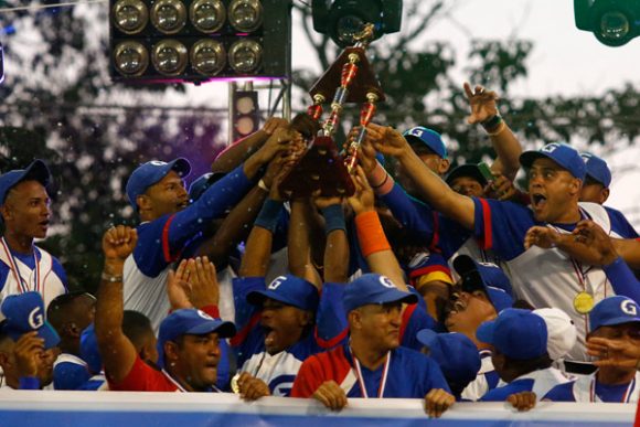 Los granmenses levanta el trofeo de Campeones Nacionales de Béisbol en la Serie 56