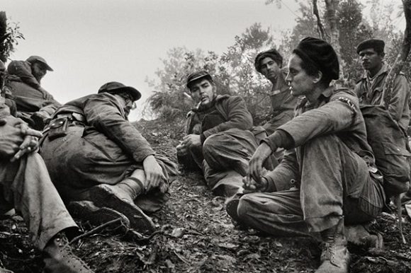 Fidel y el Che junto a otros guerrilleros de la Sierra.