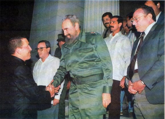 Fidel recibe a Hugo Chávez en la Universidad de La Habana, el 14 de diciembre de 1994. Foto: Estudios Revolución / Sitio Fidel Soldado de las Ideas