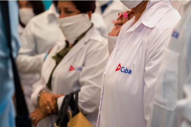 Medicos cubanos a su llegada a Martinica. Foto: AFP