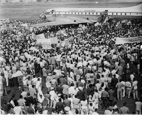 Un multitudinario recibimiento aguardó a Fidel a su llegada al Aeropuerto de Maiquetía,
