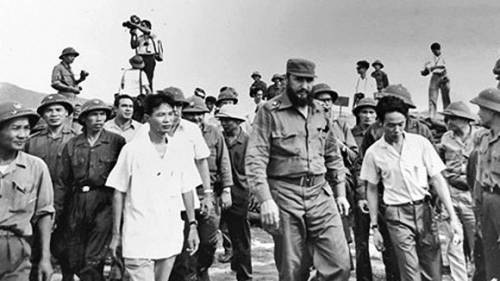 Septiembre de 1973. El líder cubano recorre Quang Tri, provincia recién liberada del sur vietnamita. Xuan Phong va al lado de Fidel, a su izquierda. Autor: Tuan Anh