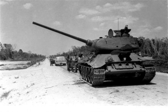 Tanque de las fuerzas revolucionarias avanza hacia Playa Girón. Foto: Archivo