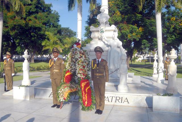 En el monumento que guarda los restos de Céspedes fue colocada una ofrenda floral en nombre del pueblo de Cuba. Foto: Periódico Sierra Maestra
