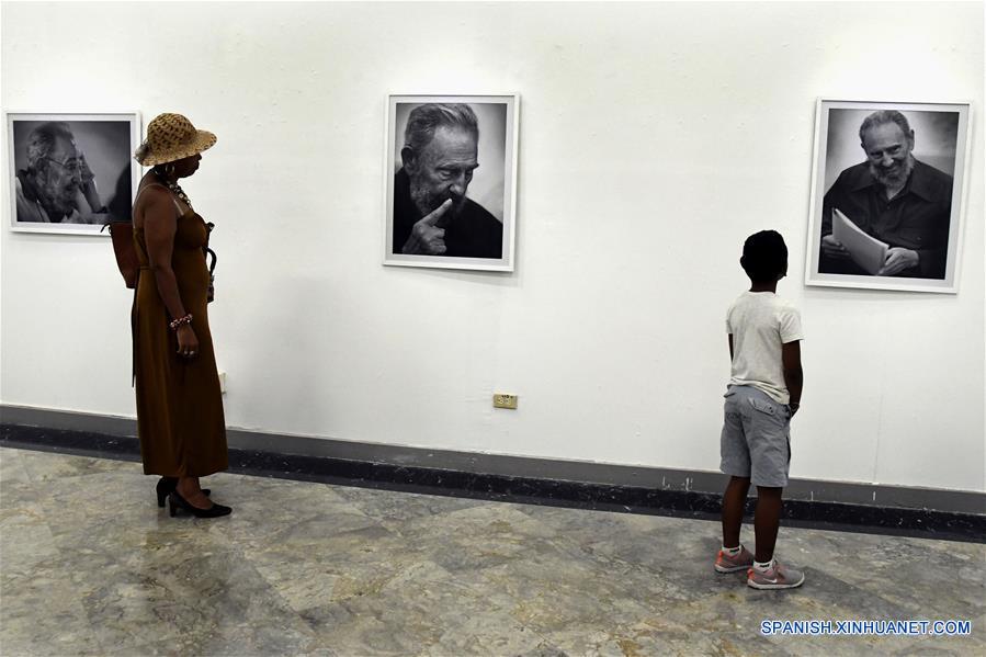 Personas visitan la exposición fotográfica "El rostro de la historia" en homenaje al fallecido ex presidente cubano, Fidel Castro, en La Habana.