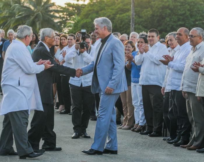 Díaz-Canel felicitó a José Miyar Barruecos, por su Título Honoris Causa. Foto: José Manuel Correa