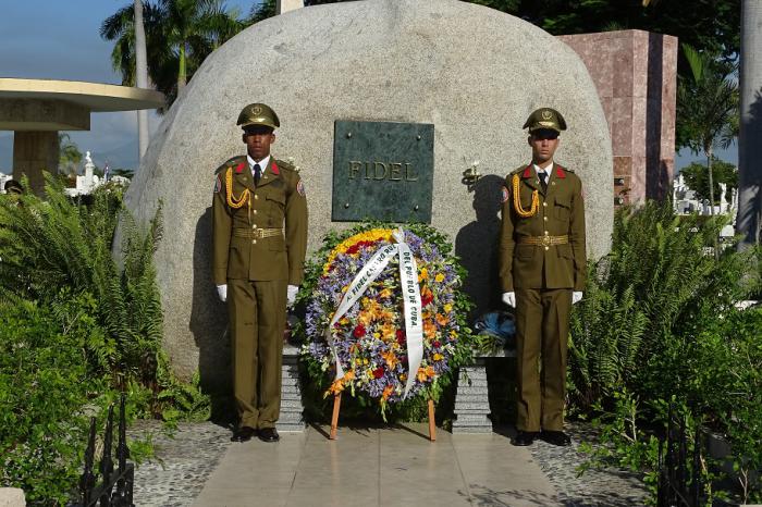 Deux couronnes de fleurs ont été déposées au nom de Raul et de Diaz-Canel au pied de la roche qui renferme les cendres du commandant en chef Fidel Castro Ruz à l'occasion de la Fête des pères. Photo: Eduardo Palomares