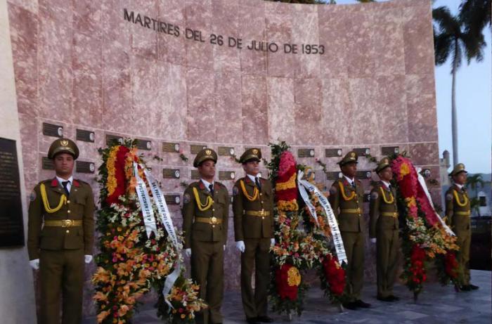 Ofrendas florales del General de Ejército Raúl Castro, de los Consejos de Estado y de Ministros, y del pueblo de Cuba, honraron la memoria de los mártires del 26 de Julio.