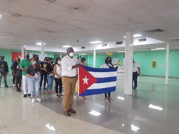 Regresaron a Cuba miembros de la brigada médica que colaboraba en San Vicente y las Granadinas. Foto: MINSAP