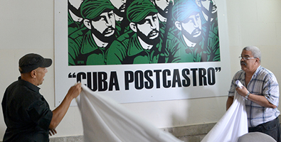 Ares y Pedro de la Hoz develan en la entrada de la UPEC la obra Cuba PostCastro. Foto: Roberto Suárez