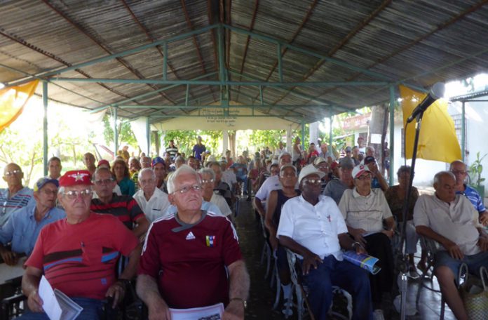 Los integrantes de la ACRC de Cienfuegos se reunieron para recordar los 91 agostos del natalicio de Fidel./ Foto: Julio Martínez
