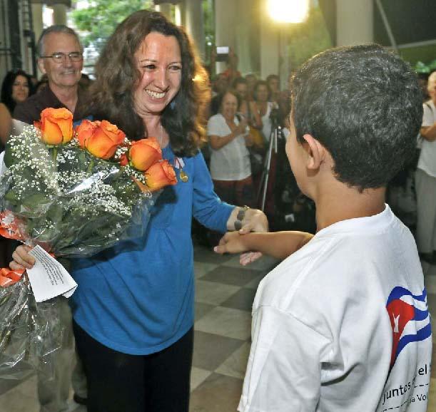 Al recibir la Medalla por la Amistad reafirmó su compromiso de defender a la Revolución Cubana hasta sus últimos días. Foto: José Manuel Correa