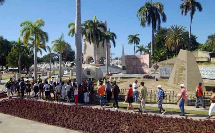 Pueblo cubano rinde tributo al líder de la Revolución Cubana