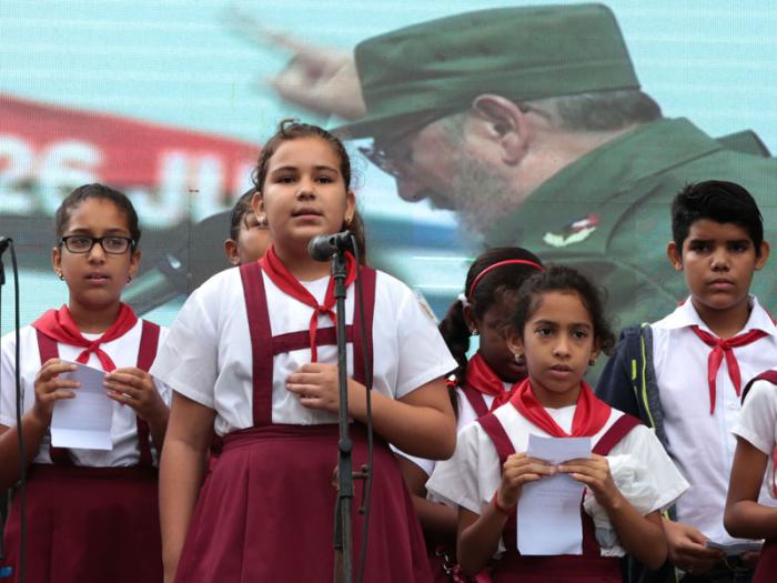 Niños cubanos rinden homenaje a Fidel Castro