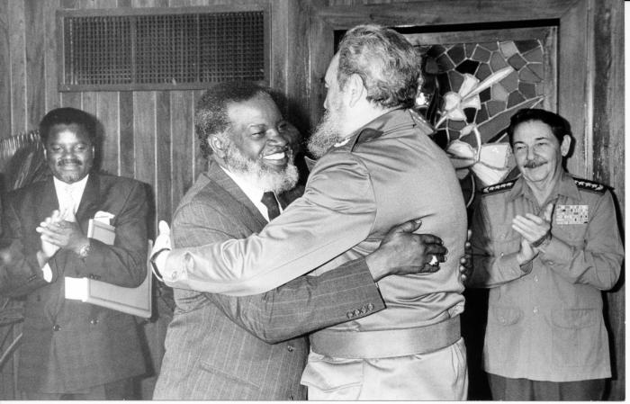 Fidel, Raúl y San Nujoma, en la firma de protocolo entre Cuba y Namibia el 6 de marzo de 1991. Foto: Orlando Cardona