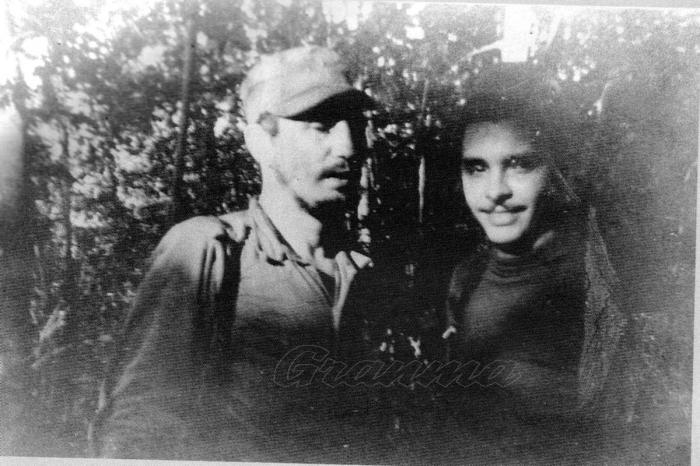 Frank Pais y Fidel Castro en la Sierra Maestra Foto: Archivo de Granma