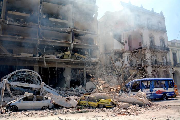 Los daños en la estructura del hotel y de los edificios contiguos son devastadores. Foto: Ricardo López Hevia