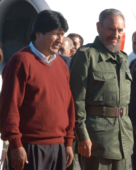 Recibe en el aeropuerto internacional "José Martí"  al Presidente electo de Bolivia, Evo Morales