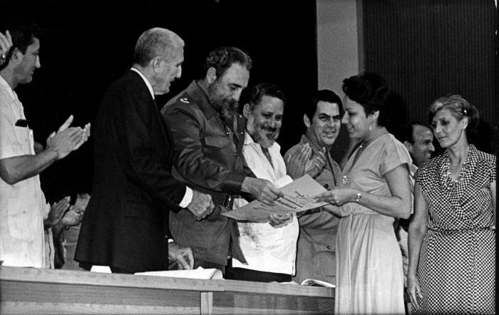 Fidel Castro entregando diplomas en la primera graduación de los Institutos Superiores Pedagógicos. Participaron además Jorge Risquet, José Ramón Fernández y Jorge Lezcano. Foto: Jorge Oller