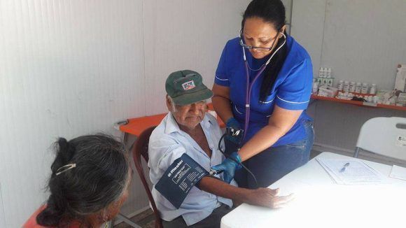 Médicos cubanos atienden a damnificados peruanos. Foto tomada del perfil en Facebook de Enmanuel Vigil.