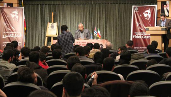 Estudiantes de la Universidad de Imam Sadiq (P) rindieron homenaje a la memoria de Fidel Castro.