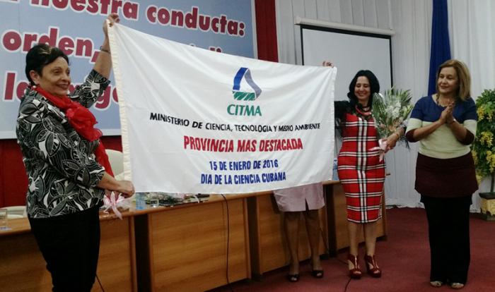 La ministra del CITMA Elba Rosa Pérez, entregó a Villa Clara el galardón que la ubica como puntera en el desarrollo científico. Foto: Freddy Pérez Cabrera 