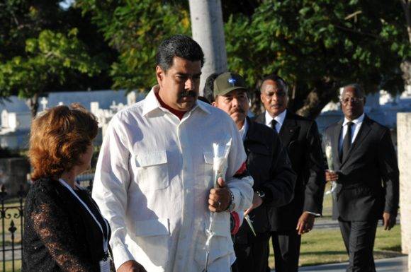 Maduro encabezó a los invitados extranjeros que colocaron flores a Fidel. Foto: Periódico Sierra Maestra (Archivo)