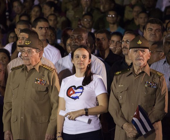 Raúl encabeza Marcha de las Antorchas en homenaje a José Martí, y dedicada al Líder de la Revolución Fidel Castro. Foto: L Eduardo Domínguez/ Cubadebate