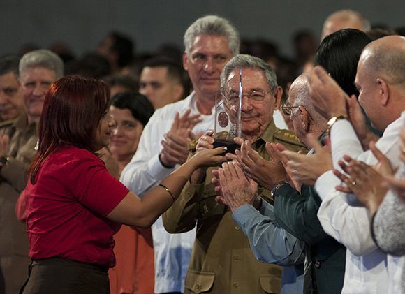 Raúl recibió la Medalla Conmemorativa Aniversario 55 de la UJC. Foto: Estudios Revolución