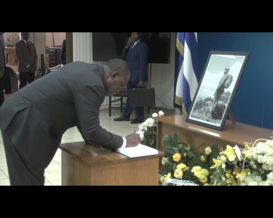 Vi­cepresidente de la República de An­gola, Excmo. Sr. Ma­nuel Do­mingos Vicente, firma libro de condolencia por el fallecimiento del líder de la Revolución Cubana